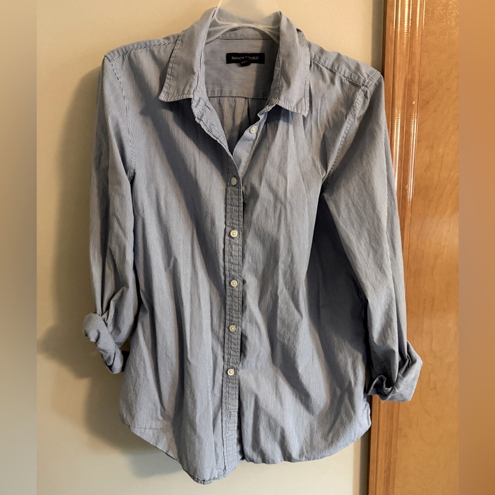 Women’s Banana Republic Blue Casual Button Down Shirt